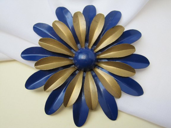 Broche blauw goudkleurig dubbellaags emaille Margriet bloem 7.9 cm. - Afbeelding 4