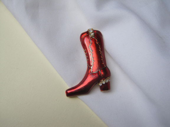 Broche goudkleurige en rood emaille laars aurora steentjes 5.0x3.6 cm. - nr. 1