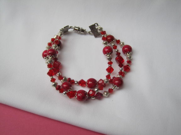 Armband zilverkleurig drie strengen cyclaam rood edelsteen en kristal kralen 18 cm - nr. 1