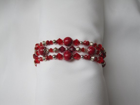 Armband zilverkleurig drie strengen cyclaam rood edelsteen en kristal kralen 18 cm - Afbeelding 2