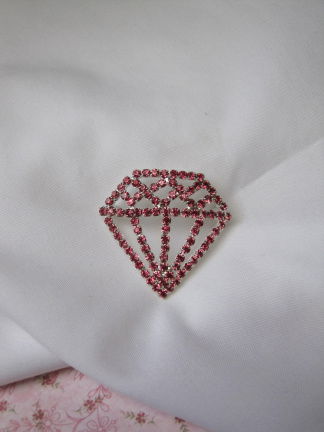 Broche zilverkleurig diamant model met roze kristal rijnsteentjes 3.8x3.6 cm - nr. 1