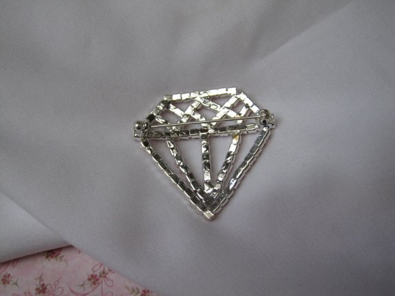 Broche zilverkleurig diamant model met roze kristal rijnsteentjes 3.8x3.6 cm - Afbeelding 3