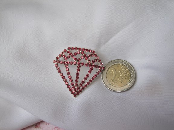 Broche zilverkleurig diamant model met roze kristal rijnsteentjes 3.8x3.6 cm - Afbeelding 4