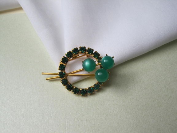 Broche goudkleurig bloemtakje in cirkel groen kristal en moonglow bolletjes 4.6x2.9 cm. - nr. 1