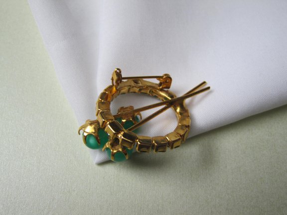 Broche goudkleurig bloemtakje in cirkel groen kristal en moonglow bolletjes 4.6x2.9 cm. - Afbeelding 2