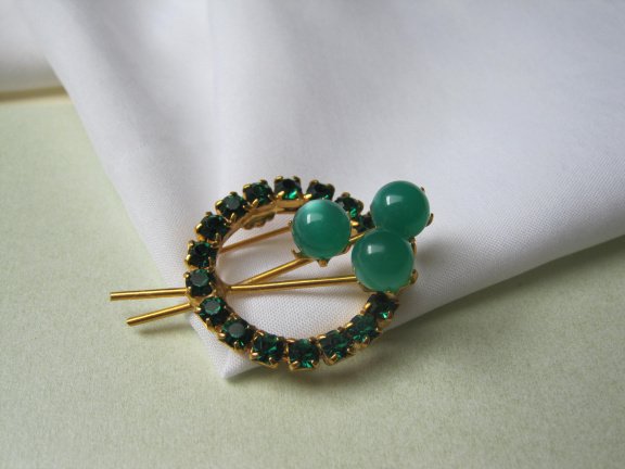 Broche goudkleurig bloemtakje in cirkel groen kristal en moonglow bolletjes 4.6x2.9 cm. - Afbeelding 3