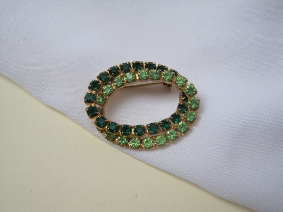 Broche goudkleurige dubbele cirkel twee tinten groen kristal rijnsteentjes 3.6x2.9 cm - nr. 1