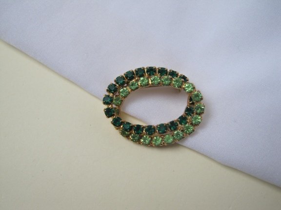 Broche goudkleurige dubbele cirkel twee tinten groen kristal rijnsteentjes 3.6x2.9 cm - Afbeelding 2