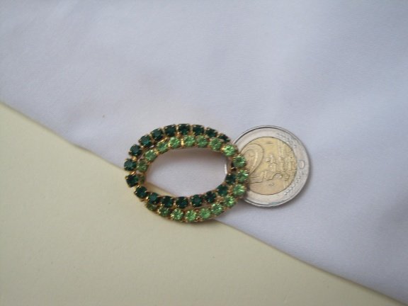 Broche goudkleurige dubbele cirkel twee tinten groen kristal rijnsteentjes 3.6x2.9 cm - Afbeelding 3