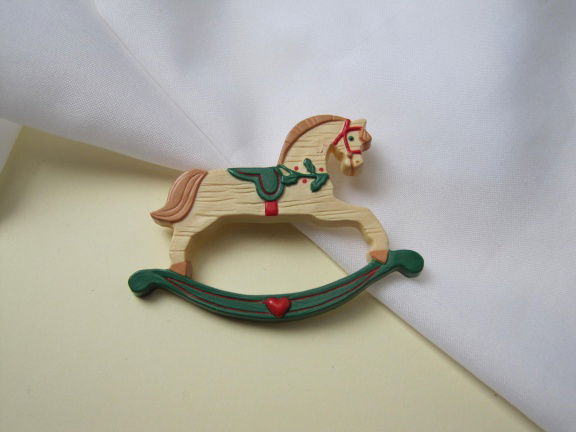 Broche hobbelpaard Hallmark 1989 kunststof 6.2x4.3 cm - nr. 1