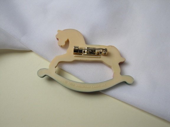 Broche hobbelpaard Hallmark 1989 kunststof 6.2x4.3 cm - Afbeelding 2