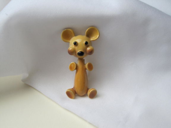 Broche Mamselle bruin geel emaille hond 5.3x2.7 cm - nr. 1