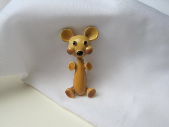 Broche Mamselle bruin geel emaille hond 5.3x2.7 cm - Afbeelding 2