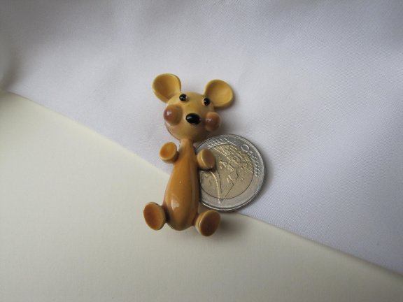 Broche Mamselle bruin geel emaille hond 5.3x2.7 cm - Afbeelding 4