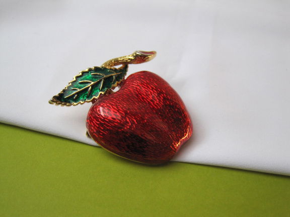 Broche goudkleurig rood groen emaille appel 5.0x4.9 cm. - nr. 1