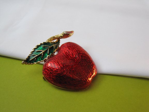 Broche goudkleurig rood groen emaille appel 5.0x4.9 cm. - Afbeelding 2