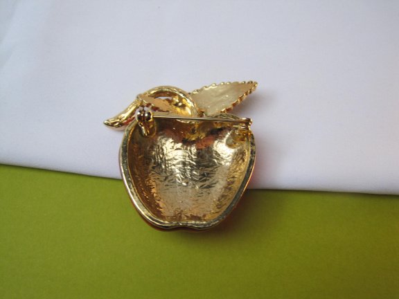 Broche goudkleurig rood groen emaille appel 5.0x4.9 cm. - Afbeelding 3