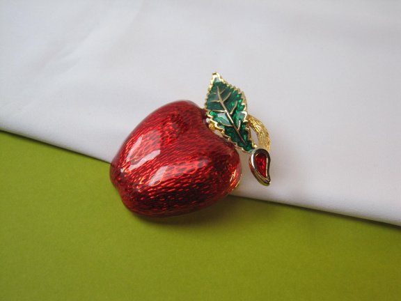 Broche goudkleurig rood groen emaille appel 5.0x4.9 cm. - Afbeelding 4