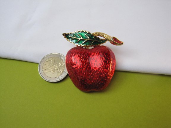 Broche goudkleurig rood groen emaille appel 5.0x4.9 cm. - Afbeelding 5