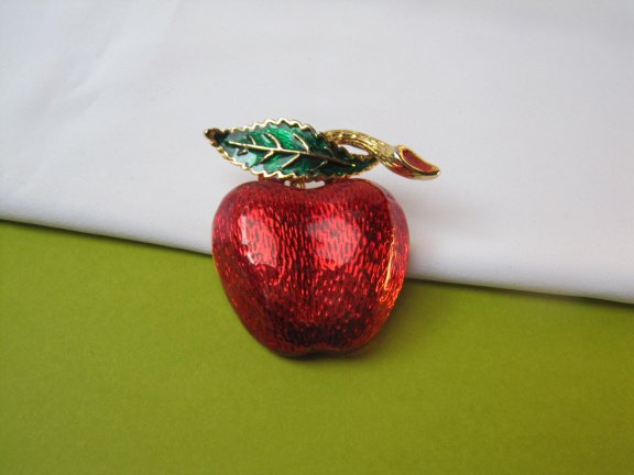 Broche goudkleurig rood groen emaille appel 5.0x4.9 cm. - Afbeelding 6