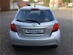 Toyota Yaris - 1.3i 5drs Aspiration AUTOMAAT/CAMERA/PARKEERSENSOREN - 1 - Thumbnail