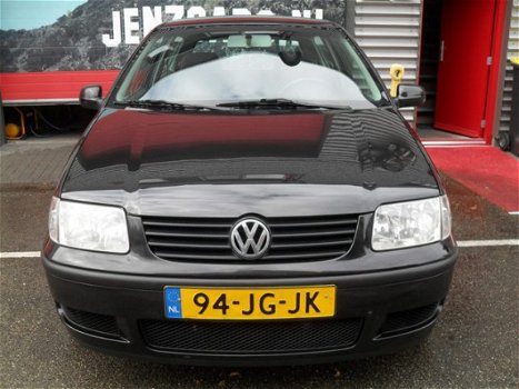 Volkswagen Polo - 1.4-16V Trendline, ZWART, ZUINIG, APK2020 - 1