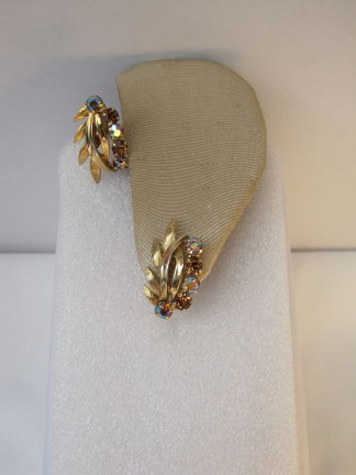 Oorbellen goudkleurig bladmodel met aurora en champagne kleur kristal rijnsteentjes 2.7x1.5 cm schro - nr. 1