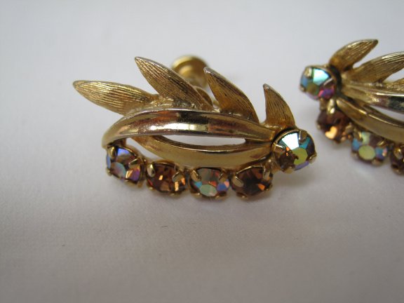 Oorbellen goudkleurig bladmodel met aurora en champagne kleur kristal rijnsteentjes 2.7x1.5 cm schro - Afbeelding 3