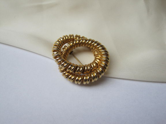 Broche goudkleurige spiraal cirkel model 4.5x3.9 cm. - nr. 1
