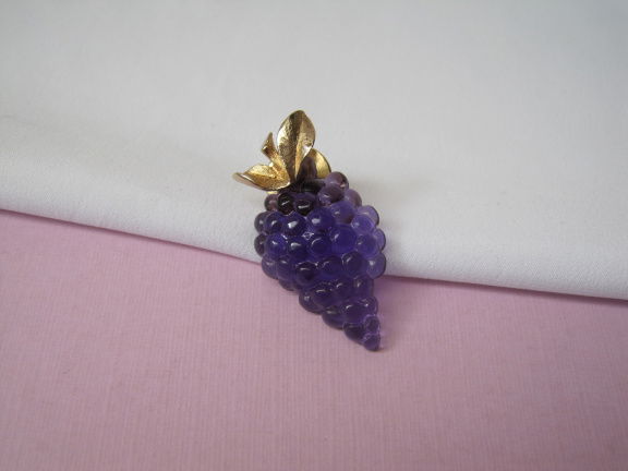 Broche Avon steek/pin goudkleurig paars kunststof druiventros 3.4x1.8 cm. - nr. 1