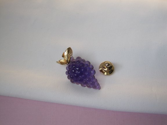 Broche Avon steek/pin goudkleurig paars kunststof druiventros 3.4x1.8 cm. - Afbeelding 2