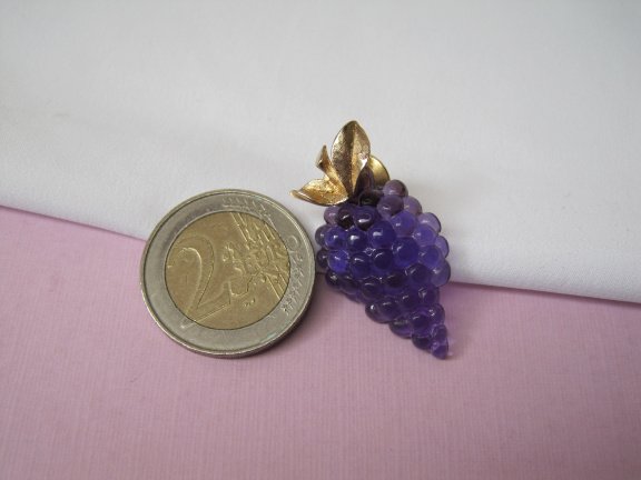 Broche Avon steek/pin goudkleurig paars kunststof druiventros 3.4x1.8 cm. - Afbeelding 3