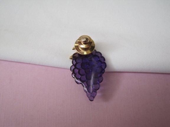 Broche Avon steek/pin goudkleurig paars kunststof druiventros 3.4x1.8 cm. - Afbeelding 4
