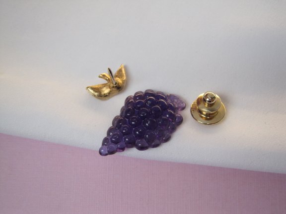 Broche Avon steek/pin goudkleurig paars kunststof druiventros 3.4x1.8 cm. - Afbeelding 5