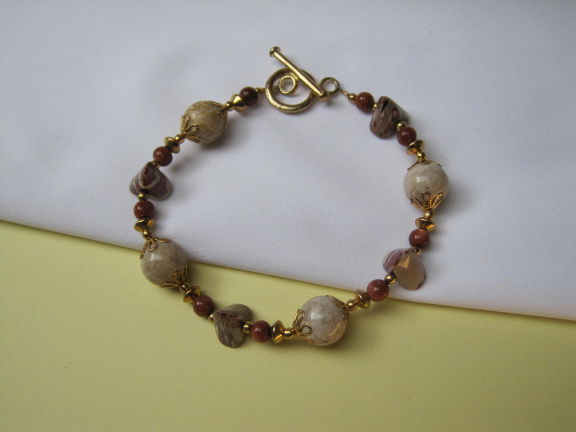 Armband goudkleurig met agaat kralen en kleine goudsteen kraaltjes 20 cm. - nr. 1