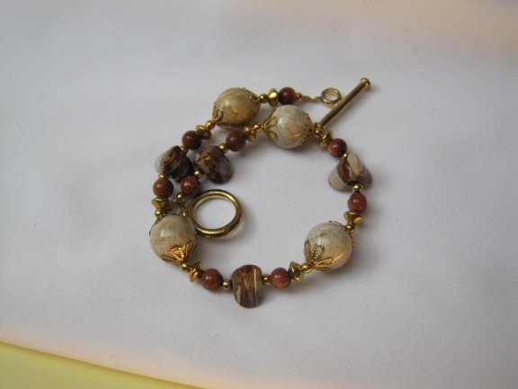 Armband goudkleurig met agaat kralen en kleine goudsteen kraaltjes 20 cm. - Afbeelding 2