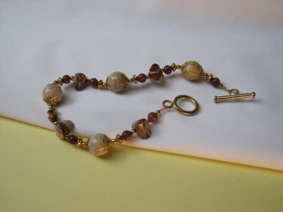 Armband goudkleurig met agaat kralen en kleine goudsteen kraaltjes 20 cm. - Afbeelding 3