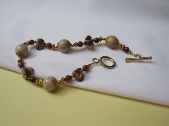 Armband goudkleurig met agaat kralen en kleine goudsteen kraaltjes 20 cm. - Afbeelding 4