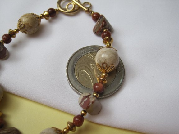 Armband goudkleurig met agaat kralen en kleine goudsteen kraaltjes 20 cm. - Afbeelding 5