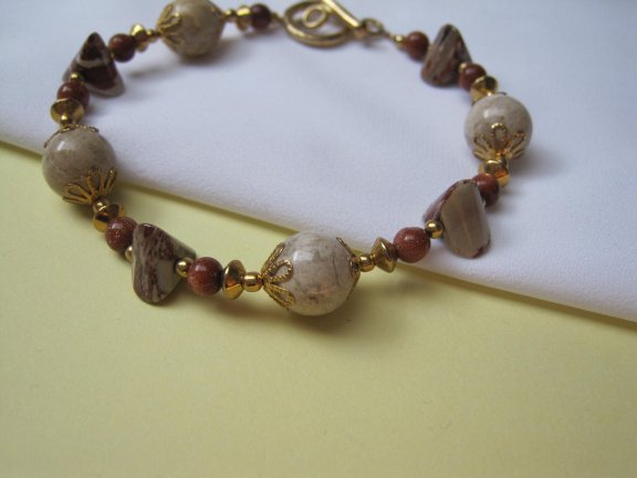 Armband goudkleurig met agaat kralen en kleine goudsteen kraaltjes 20 cm. - Afbeelding 6