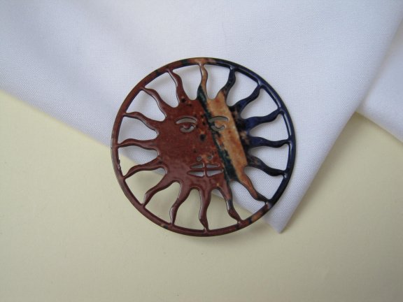 Broche emaille zon blauw bruin groen en beige tinten 4.7 cm - Afbeelding 2