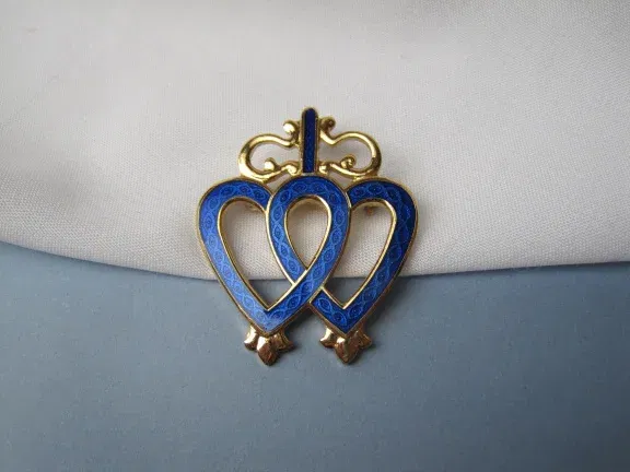 Broche goudkleurig blauw quilloche emaille dubbel hart 3.6x3.0 cm. - nr. 1
