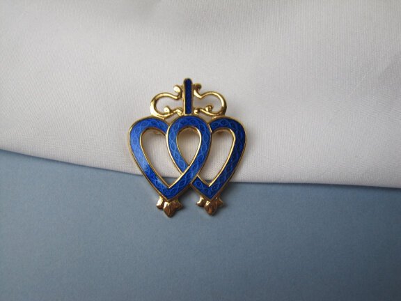 Broche goudkleurig blauw quilloche emaille dubbel hart 3.6x3.0 cm. - Afbeelding 2