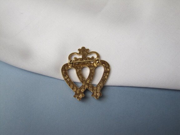 Broche goudkleurig blauw quilloche emaille dubbel hart 3.6x3.0 cm. - Afbeelding 3