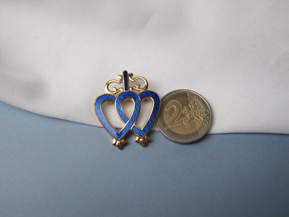 Broche goudkleurig blauw quilloche emaille dubbel hart 3.6x3.0 cm. - Afbeelding 4