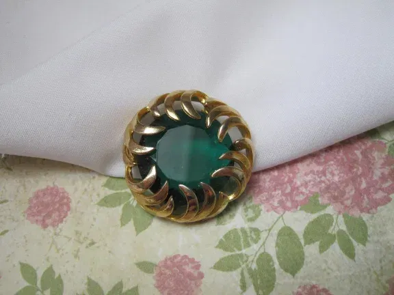 Broche Sphinx goudkleurig met smaragd groene kristal glassteen 3.4 cm. - nr. 1