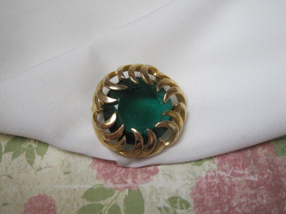 Broche Sphinx goudkleurig met smaragd groene kristal glassteen 3.4 cm. - Afbeelding 2
