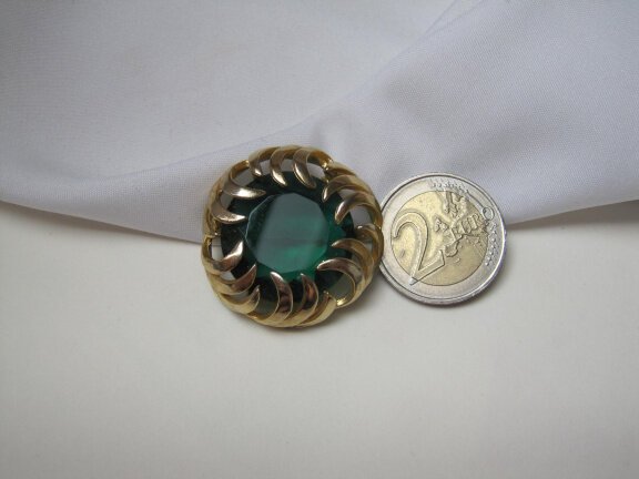 Broche Sphinx goudkleurig met smaragd groene kristal glassteen 3.4 cm. - Afbeelding 3