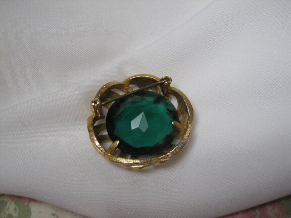 Broche Sphinx goudkleurig met smaragd groene kristal glassteen 3.4 cm. - Afbeelding 4