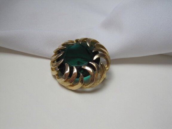 Broche Sphinx goudkleurig met smaragd groene kristal glassteen 3.4 cm. - Afbeelding 6